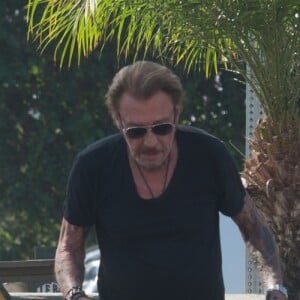 Exclusif - Johnny Hallyday avec une nouvelle Mercedes Benz dans le quartier de Santa Monica à Los Angeles, Californie, Etats-Unis, le 10 novembre 2016.