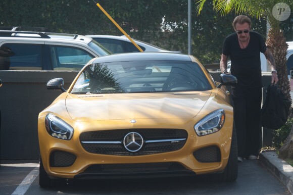 Exclusif - Johnny Hallyday avec une nouvelle Mercedes Benz dans le quartier de Santa Monica à Los Angeles, Californie, Etats-Unis, le 10 novembre 2016.