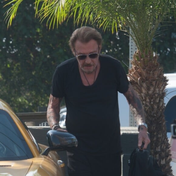 Exclusif - Johnny Hallyday avec une nouvelle Mercedes Benz dans le quartier de Santa Monica à Los Angeles, Californie, Etats-Unis, le 10 novembre 2016.