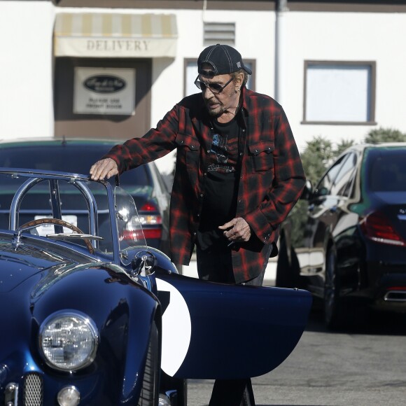 Exclusif - Johnny Hallyday et un ami se baladent à Los Angeles avec sa nouvelle voiture, une AC Cobra le 8 octobre 2016.