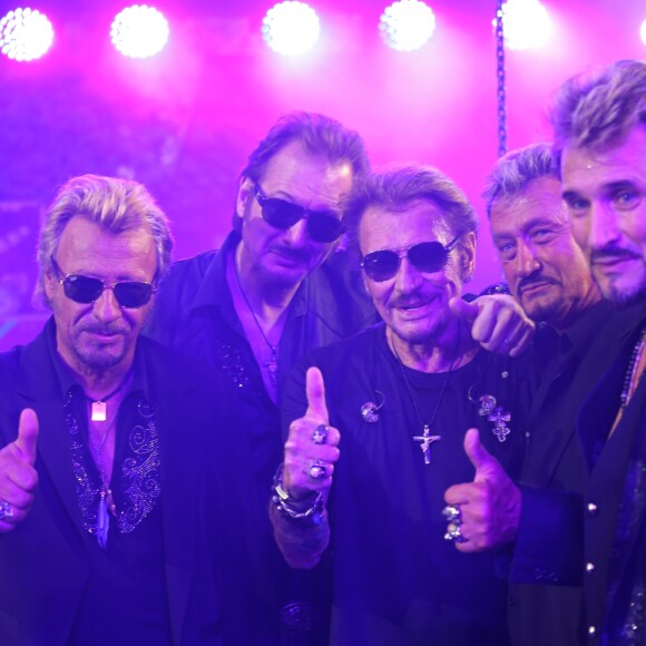 EXCLUSIF - Johnny Hallyday prend la pose avec ses sosies pour le film "Chacun sa vie".