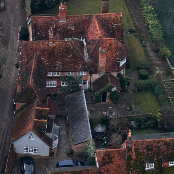 Exclusif - Les fans continuent à déposer des fleurs devant le domicile du chanteur George Michael, décédé le 25 décembre dernier à Goring sur le bord de la Tamise au Royaume-Uni le 2 février 2017.  Exclusive - For Germany call for price - Goring, UK. February 2, 2017 - Floral tributes are left outside the home of pop singer George Michael's home in Goring-on-Thames in England, where he passed away on December 25. The 16th Century property was brought by the Faith star around 2001 and had been his main home for a number of years. Fans have flocked to pay homage to the star since his passing.02/02/2017 - Goring