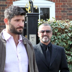 George Michael quitte son domicile avec son petit-ami Fadi Fawaz à Londres le 14 mars 2012.