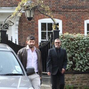 George Michael quitte son domicile avec son petit-ami Fadi Fawaz à Londres le 14 mars 2012.