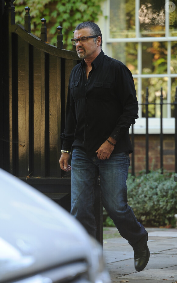 George Michael sort de son domicile dans le nord de Londres le 3 septembre 2013