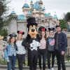 Les deux actrices de "Downton Abbey", Laura Carmichael et Michelle Dockery avec Michael Fox, Kelly Paterniti et Jessica de Gouw en visite au parc d'attraction Disneyland à Anaheim, Californie, Etats-Unis, le 10 février 2017.
