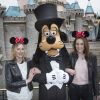 Les actrices Laura Carmichael et Michelle Dockery en visite au parc d'attraction Disneyland à Anaheim, Californie, Etats-Unis, le 10 février 2017