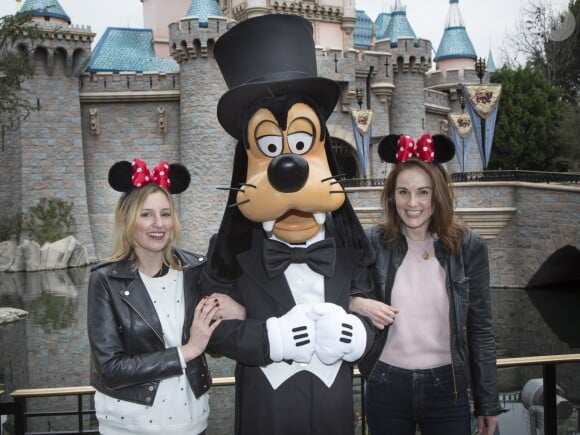 Les actrices Laura Carmichael et Michelle Dockery en visite au parc d'attraction Disneyland à Anaheim, Californie, Etats-Unis, le 10 février 2017