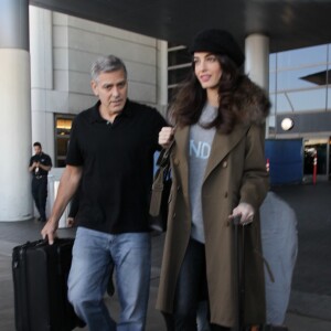 George Clooney et sa femme Amal, enceinte, arrivent à l'aéroport de Los Angeles (LAX), le 27 Janvier 2017.