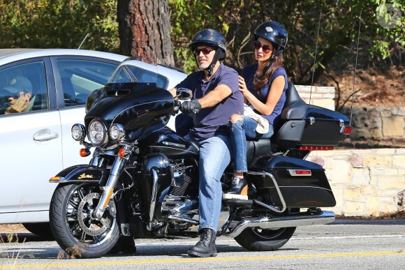 Exclusif - George Clooney se balade en moto Harley-Davidson avec sa femme Amal Clooney le long de Mulholland highway à Los Angeles, le 19 août 2016