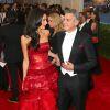 George Clooney et sa femme Amal Alamuddin Clooney à la Soirée Costume Institute Gala 2015 (Met Ball) au Metropolitan Museum célébrant l'ouverture de Chine: à travers le miroir à New York, le 4 mai 2015.