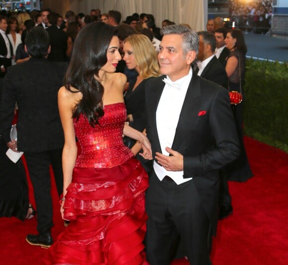 George Clooney et sa femme Amal Alamuddin Clooney à la Soirée Costume Institute Gala 2015 (Met Ball) au Metropolitan Museum célébrant l'ouverture de Chine: à travers le miroir à New York, le 4 mai 2015.