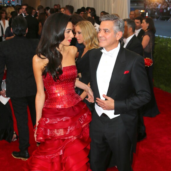 George Clooney et sa femme Amal Alamuddin Clooney à la Soirée Costume Institute Gala 2015 (Met Ball) au Metropolitan Museum célébrant l'ouverture de Chine: à travers le miroir à New York, le 4 mai 2015.