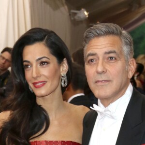 George Clooney et Amal Alamuddin Clooney à la Soirée Costume Institute Gala 2015 (Met Ball) au Metropolitan Museum, célébrant l'ouverture de Chine: à travers le miroir à New York. Le 4 mai 2015.