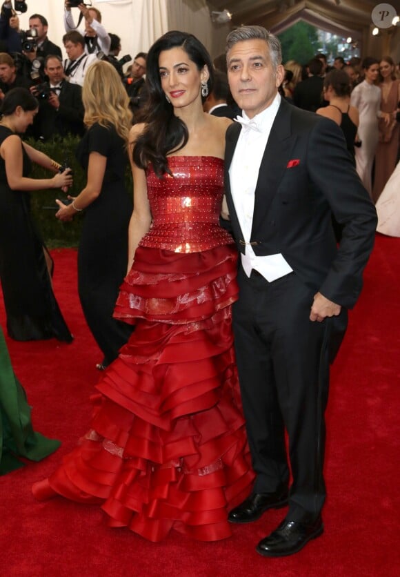 George Clooney et Amal Alamuddin Clooney à la Soirée Costume Institute Gala 2015 (Met Ball) au Metropolitan Museum, célébrant l'ouverture de Chine: à travers le miroir à New York. Le 4 mai 2015.
