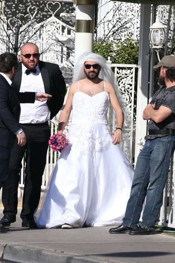 Exclusif - Jour 3 - Arrivée de Cyril Hanouna en robe de mariée, accompagné de Moktar Guetari, à la Little white wedding chapel à Las Vegas le 2 avril 2016. Dominique Jacovides/Bestimage