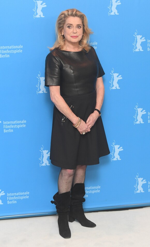 Catherine Deneuve lors du photocall de Sage Femme à la 67e Berlinale, le 14 février 2017.