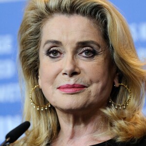 Catherine Deneuve lors de la conférence de presse de Sage Femme à la 67e Berlinale, le 14 février 2017.