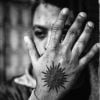 Slimane dévoile l'un de ses tatouages devant l'objectif de Nikos Aliagas, février 2017, Instagram