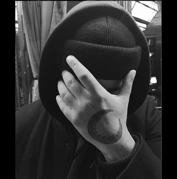 Slimane dévoile l'un de ses tatouages sur Instagram, février 2017