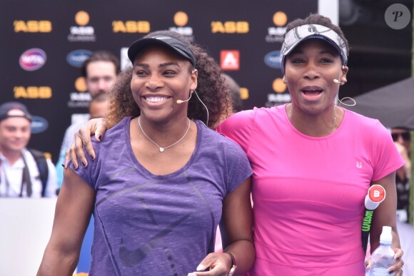 Serena et sa soeur Venus Williams au Match de tennis caritatif à Auckland en Nouvelle-Zélande le 1 er janvier 2017