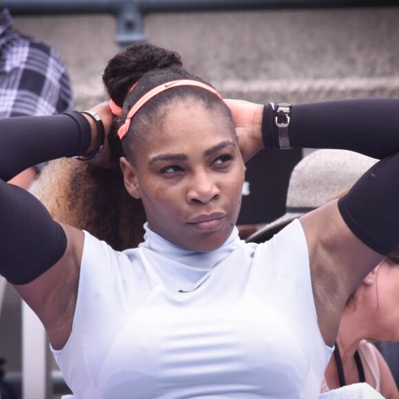 Serena Williams entame bien l'année en battant Pauline Parmentier (6-3 6-4) lors du premier tour du tournoi d'Auckland, Nouvelle-Zélande, le 3 janvier 2017.