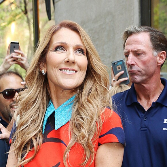 Céline Dion pose pour les photographes lorsqu'elle sort des studios de la NBC à New York. Le 21 juillet 2016