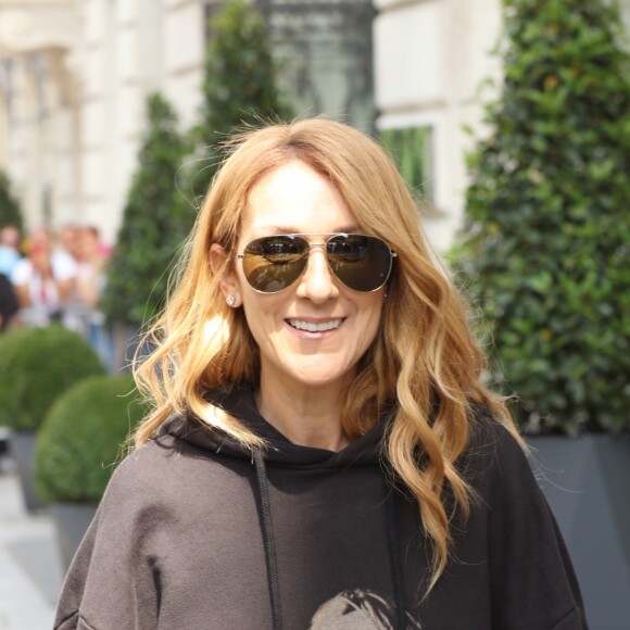 Céline Dion quitte son hôtel le Royal Monceau et et se rend à l'AccorHotels Arena pour y donner un concert à Paris le 8 juillet 2016.