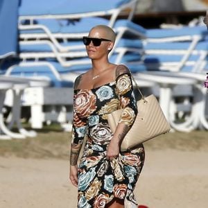 Exclusif - Amber Rose profite de la plage à Honolulu, à l'occasion de son séjour sur l'île pour l'ouverture du club Encore. Le 28 janvier 2017