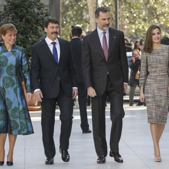 Le roi Felipe VI et la reine Letizia d'Espagne lors de l'inauguration de l'exposition "Chefs-d'oeuvre de Budapest, de la Renaissance aux avant-gardistes" au musée Thyssen-Bornemisza à Madrid, le 17 février 2017, en compagnie du président hongrois János Áder et sa femme Anita Herczegh.