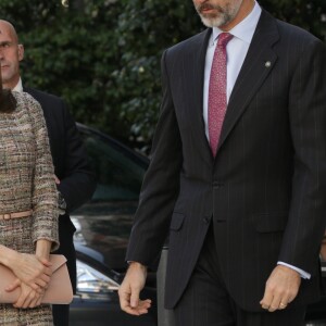 Le roi Felipe VI et la reine Letizia d'Espagne lors de l'inauguration de l'exposition "Chefs-d'oeuvre de Budapest, de la Renaissance aux avant-gardistes" au musée Thyssen-Bornemisza à Madrid, le 17 février 2017, en compagnie du président hongrois János Áder et sa femme Anita Herczegh.