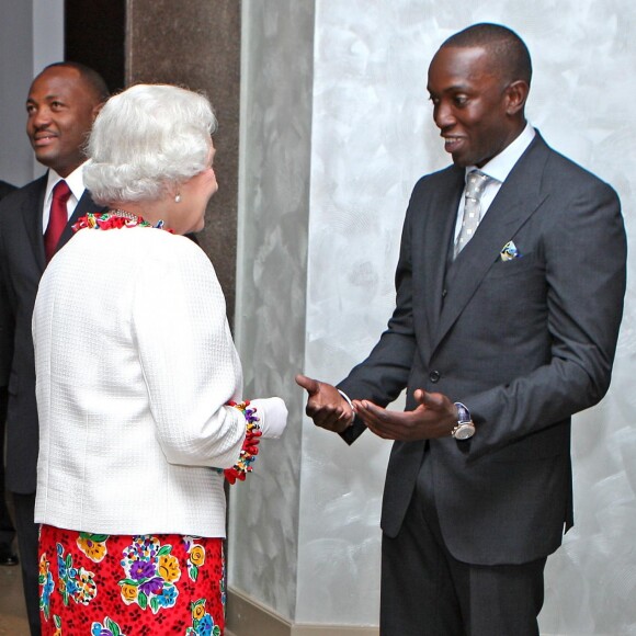 La reine Elizabeth II et le duc d'Edimbourg rencontrant Dwight Yorke, en sa qualité d'ambassadeur des sports de Trinidad-et-Tobago et d'entraîneur de la sélection nationale, lors d'une réception en novembre 2009 à Trinidad-et-Tobago.
