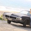 CJ Franco, compagne de Len Wiseman (ex de Kate Beckinsale), pose avec une Buick Riviera de 1968 lors d'un shooting pour la marque 138 Water à Malibu le 16 février 2017.