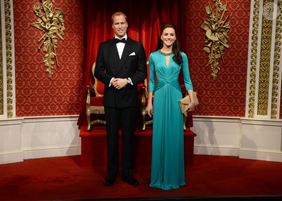 Statues de cire du duc et de la duchesse de Cambridge au Musée Tussauds de Londres le 2 juillet 2014. Une robe Issa habille celle de Kate.