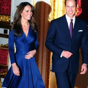 Kate Middleton dans sa robe Issa devenue fameuse le 16 novembre 2010 lors de l'annonce de ses fiançailles avec le prince William, au palais Saint James à Londres.