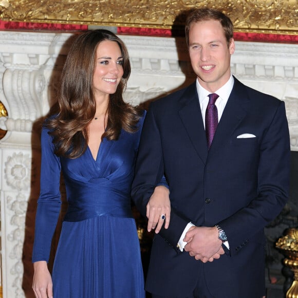 Kate Middleton dans sa robe Issa devenue fameuse le 16 novembre 2010 lors de l'annonce de ses fiançailles avec le prince William, au palais Saint James à Londres.