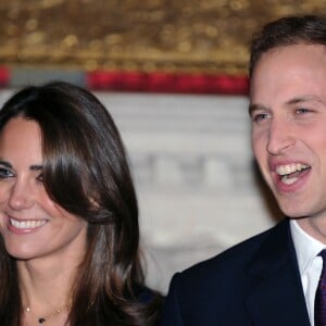 Kate Middleton dans sa robe Issa devenue fameuse le 16 novembre 2010 lors de l'annonce de ses fiançailles avec le prince William, au palais Saint James à Londres.