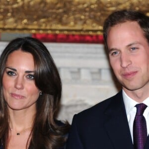 Kate Middleton dans sa robe Issa devenue fameuse le 16 novembre 2010 lors de l'annonce de ses fiançailles avec le prince William, au palais Saint James à Londres.