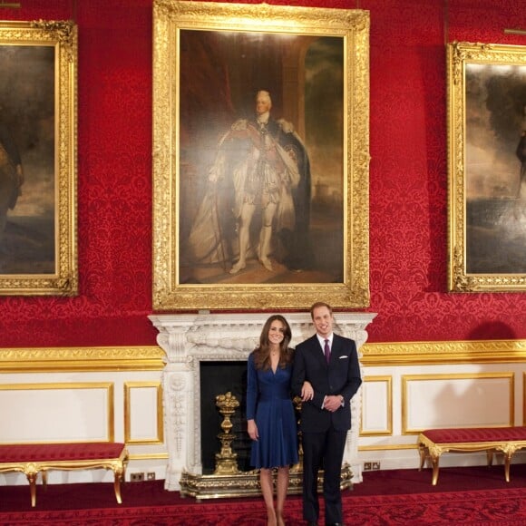 Kate Middleton dans sa robe Issa devenue fameuse le 16 novembre 2010 lors de l'annonce de ses fiançailles avec le prince William, au palais Saint James à Londres.