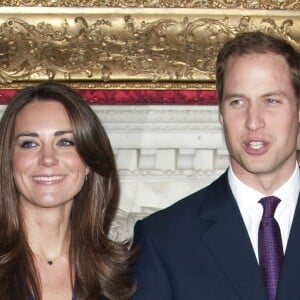 Kate Middleton dans sa robe Issa devenue fameuse le 16 novembre 2010 lors de l'annonce de ses fiançailles avec le prince William, au palais Saint James à Londres.