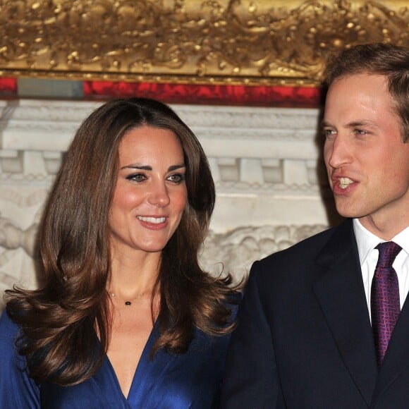 Kate Middleton dans sa robe Issa devenue fameuse le 16 novembre 2010 lors de l'annonce de ses fiançailles avec le prince William, au palais Saint James à Londres.