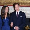 Kate Middleton dans sa robe Issa devenue fameuse le 16 novembre 2010 lors de l'annonce de ses fiançailles avec le prince William, au palais Saint James à Londres.