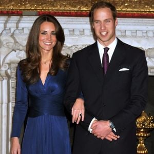 Kate Middleton dans sa robe Issa devenue fameuse le 16 novembre 2010 lors de l'annonce de ses fiançailles avec le prince William, au palais Saint James à Londres.