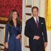 Kate Middleton dans sa robe Issa devenue fameuse le 16 novembre 2010 lors de l'annonce de ses fiançailles avec le prince William, au palais Saint James à Londres.