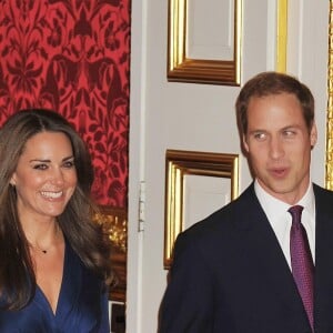 Kate Middleton dans sa robe Issa devenue fameuse le 16 novembre 2010 lors de l'annonce de ses fiançailles avec le prince William, au palais Saint James à Londres.