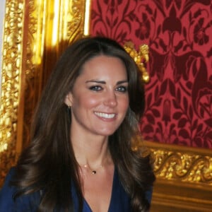 Kate Middleton dans sa robe Issa devenue fameuse le 16 novembre 2010 lors de l'annonce de ses fiançailles avec le prince William, au palais Saint James à Londres.