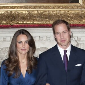 Kate Middleton dans sa robe Issa devenue fameuse le 16 novembre 2010 lors de l'annonce de ses fiançailles avec le prince William, au palais Saint James à Londres.