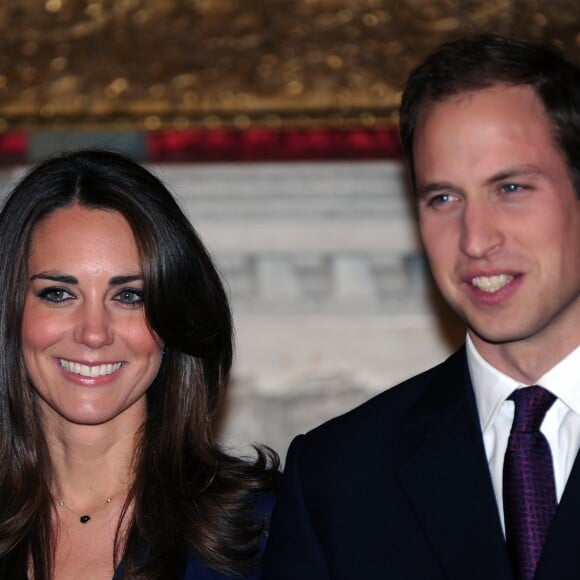 Kate Middleton dans sa robe Issa devenue fameuse le 16 novembre 2010 lors de l'annonce de ses fiançailles avec le prince William, au palais Saint James à Londres.