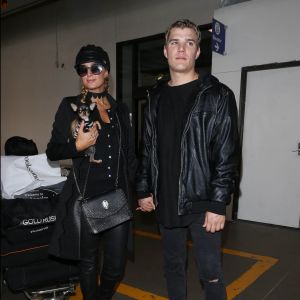 Paris Hilton et son nouveau compagnon Chris Zylka arrivent à l'aéroport de LAX à Los Angeles, le 19 février 2017