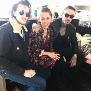 Miley Cyrus passe le week-end en famille à Nashville. Elle pose avec ses frères Braison et Trace - Photo publiée sur Instagram le 18 février 2017